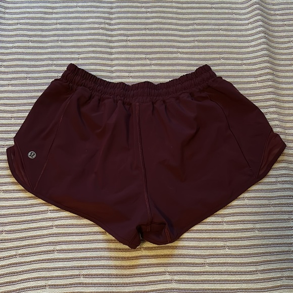 Lululemon Hotty Hot 2.5” Shorts - Picture 2 of 3